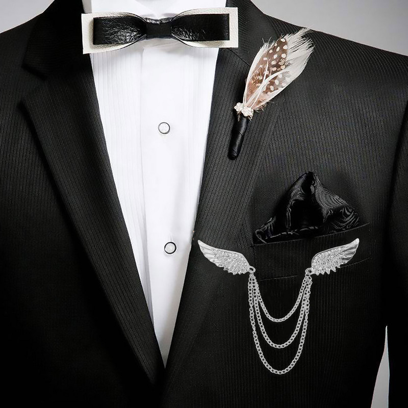 Módna brošňa s kamienkami, detailná dvojitá retiazka s anjelskými krídlami, strapce, oblek, klopa, golier košele, brošňa na pánske doplnky