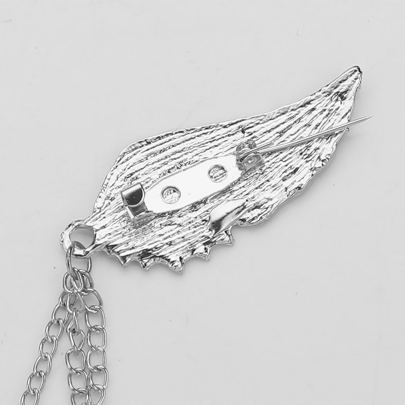 Módna brošňa s kamienkami, detailná dvojitá retiazka s anjelskými krídlami, strapce, oblek, klopa, golier košele, brošňa na pánske doplnky