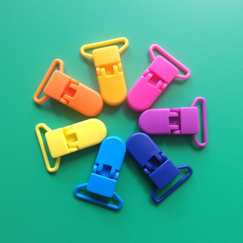 Sutoyuen 30 tk plastist luti klambrid / rippuvad klambrid haardehammastega beebi mannekeeni luti hoidiku klambrile