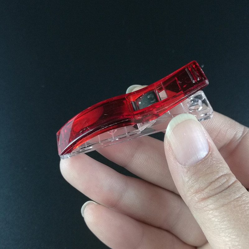 100 vnt. plastikinių audinių segtukai, spaustukai, skirti amatų siuvimui.