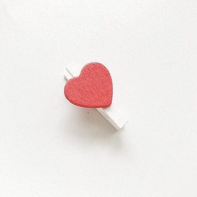 50 tk Mini armastussüda puidust kontoritarbed käsitöö memoklambrid DIY riided paberist fotopulk kodu pulmakingitused sisekujundustarbed