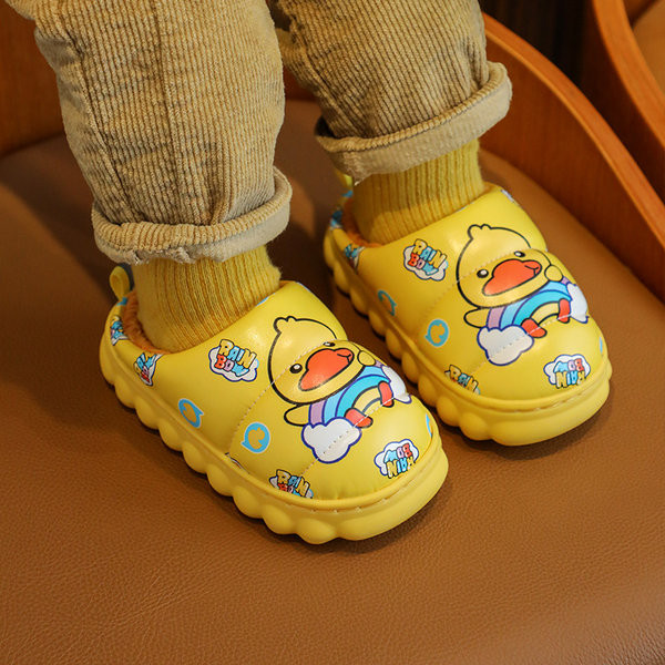 Nový model domácich detských papúč s farebnou aplikáciou