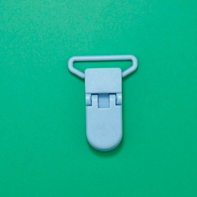 SUTOYUEN Besplatna dostava 50 komada 25 mm D Shap plastična dječja duda MAM lutka za dudu, držač za lanac, kopče za naramenice