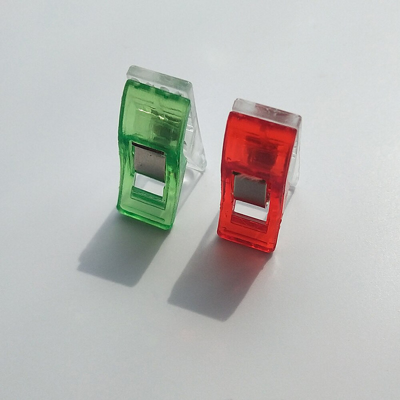 20 ks plastových šijacích sponiek, náhodné miešanie farieb, svorky na látky, remeselné spony, držiak sponiek na prešívanie, držiak sponiek na oblečenie, DIY šijacie príslušenstvo