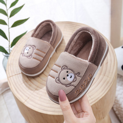 Kućne papuče s vezom i ravnim potplatom