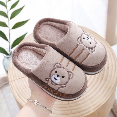 Kućne papuče s vezom i ravnim potplatom