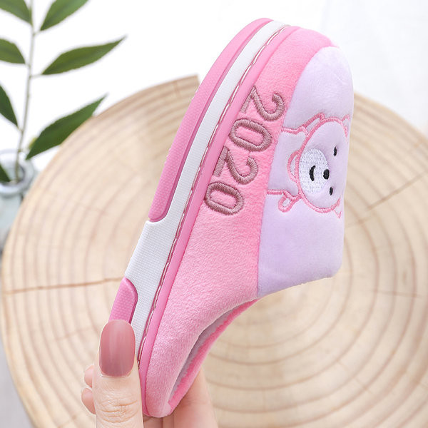 Kućne papuče s vezom i ravnim potplatom