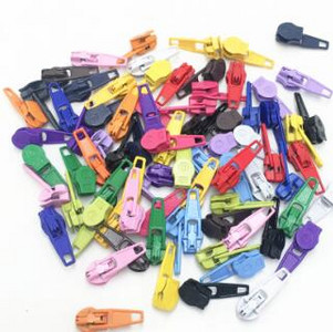 50 ks kovových zipsov na nylonový zips 3#, viacfarebný nylonový zips 3#, súpravy na šitie pre domácich majstrov, súpravy na zipsy