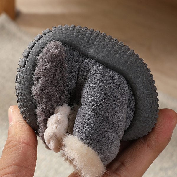 Nadýchané detské papuče s 3D prvkom pre chlapcov