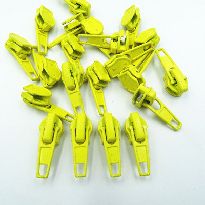 5# 20 farieb 50 ks nylonových cievok s automatickým zámkom na zips, šijací nástroj pre domácich majstrov