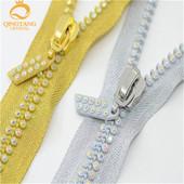 zips 60cm 2-radový, trieda A AB, kamienkový strieborný/zlatý/čierny základ, šaty, šitie, 2 ks