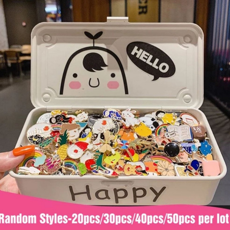 Kalėdų dekoras 20/30/40/50 vnt Atsitiktiniai ženkliukai Mieli asmeniniai ženkliukai Madingi segtukai Priedai animacinių filmų drabužių krepšiui metalinių segtukų rinkinys