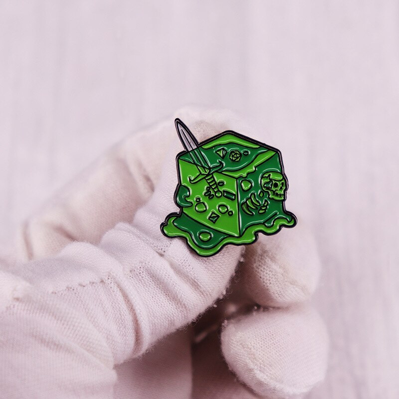 C2985 Dragon on D20 Dice Emal Pin Dungeons Inspired Brooch Dice Game Badge Fashion Jewelry Decorate