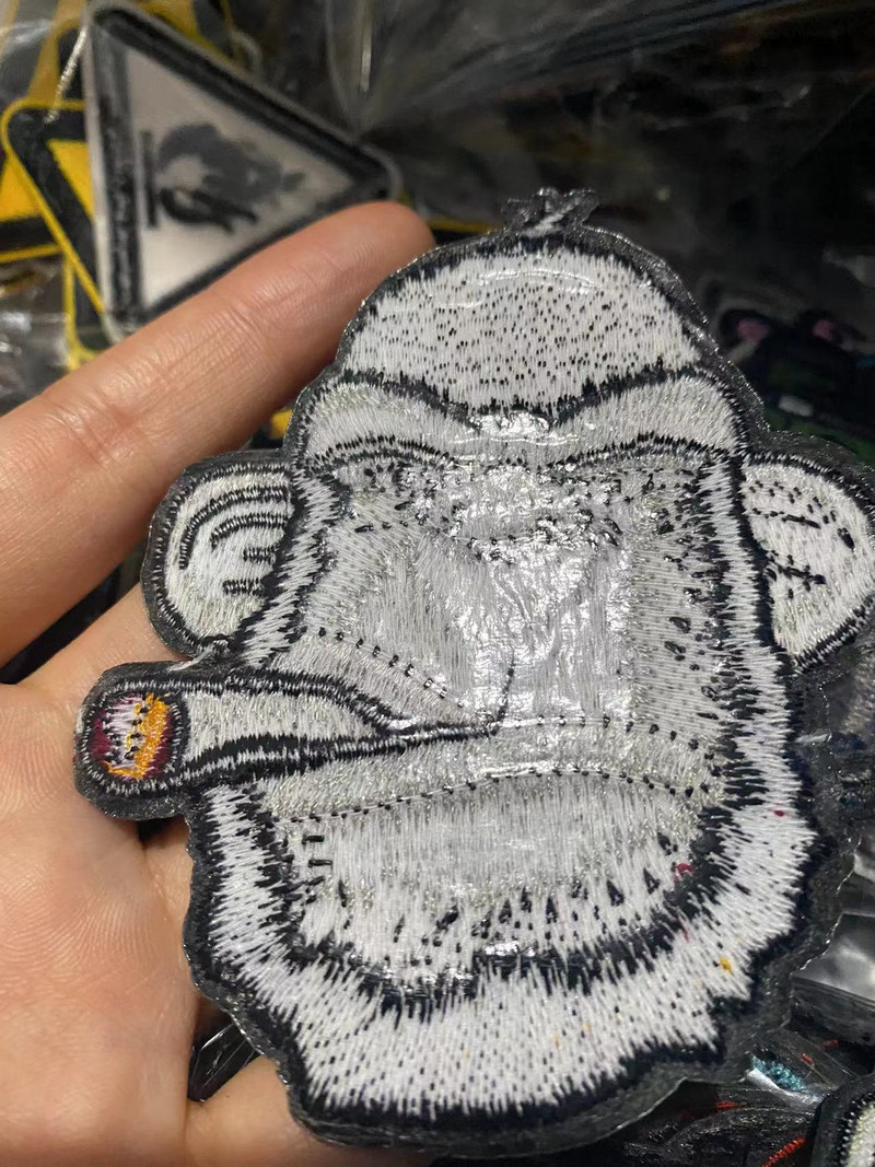 Módne cvičenie Nosenie lepidla Vyšívaný odznak Látková nálepka Nášivka Vyšívaná pečať Alfanumerické železné záplaty 60 Emblém