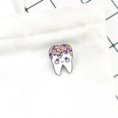 Moodsad multikad reväär emailiga märgid Armsad valge hambaga naerunäo pross häbeliku hambamärk kingitused naistele ja meestele 1tk