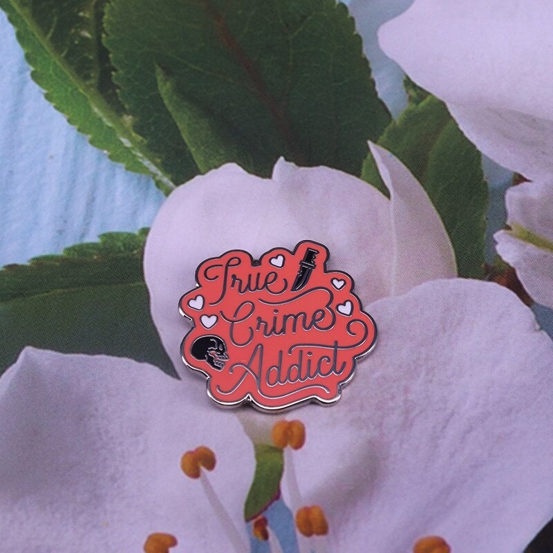 Brošňa so smaltovaným odznakom Murderino Forever True Crime Addict odznakom so sériovým vrahom od C1659.