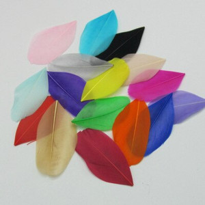5-8 cm plaukiojančios galvos plunksnos Natūralios žąsies plunksnos, pasidaryk pats papuošalų pakabukas, dažytas 25 spalvomis, plunksnos amatų dekoravimo medžiaga 50 vnt.