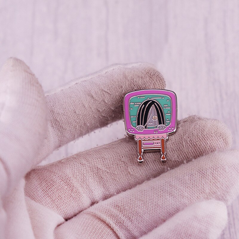 C3098 Halloween Horror Tv Girls Broševi za odjeću Igle za revere na odjeći Cool značke za ruksake Nakit Dodaci Pokloni