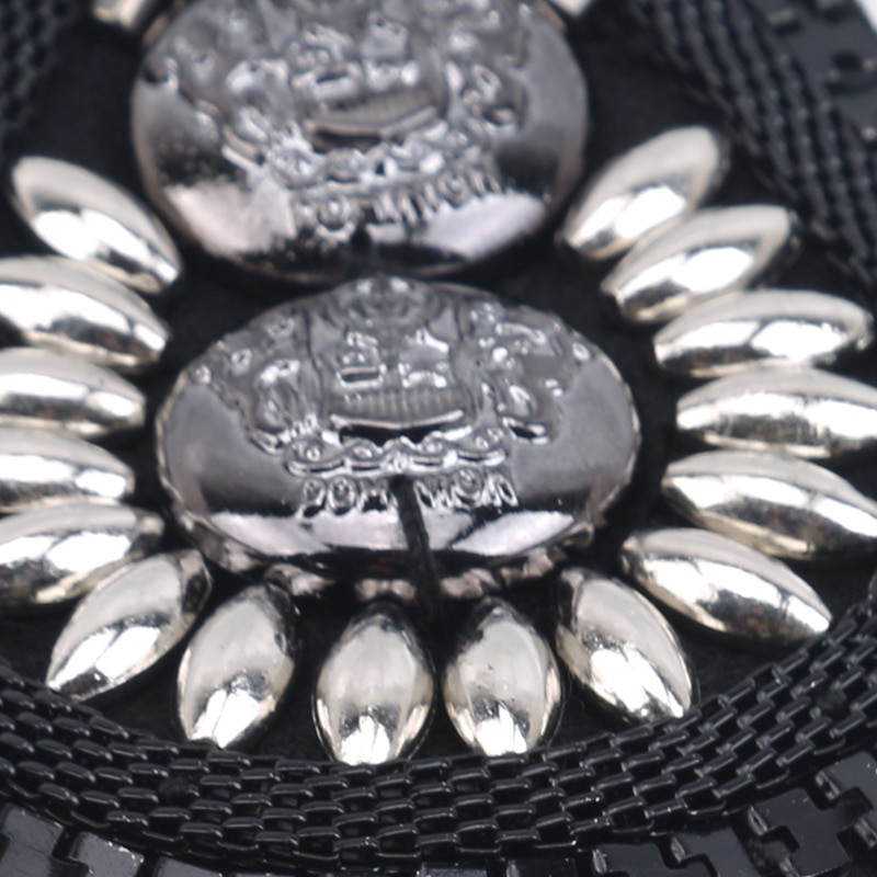 Britský štýl brošňa malý oblek ramenný popruh viac strapcový nýt náramok náramok pin na ženy muži oblek doplnky