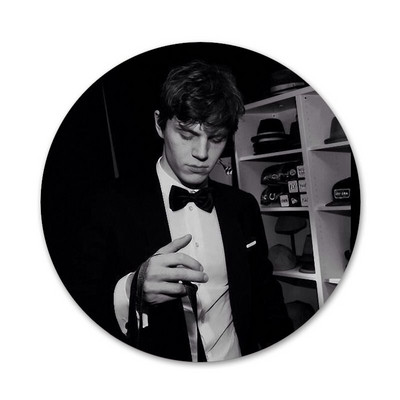 Evan Peters coque μαύρο Badge καρφίτσα καρφίτσα Αξεσουάρ για ρούχα Σακίδιο πλάτης Διακόσμηση δώρο 58mm