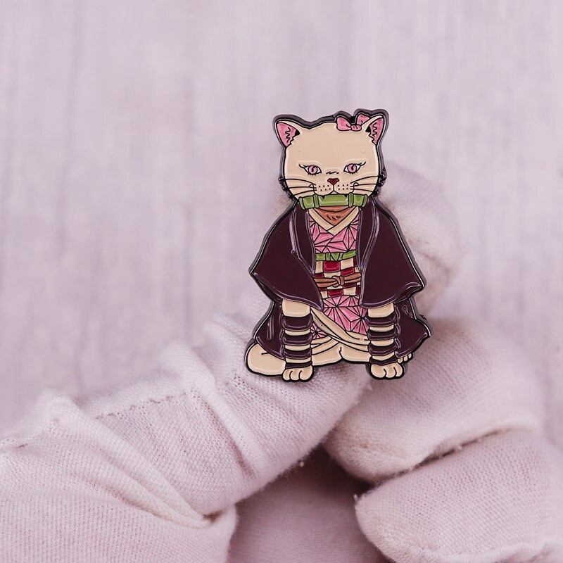 C2427 Kawaii Kamado Nezuko kassi kõva emailnõel armas multikas roosa juustega tüdruku pross Anime deemonitapja fännidele märk ehe kingitus