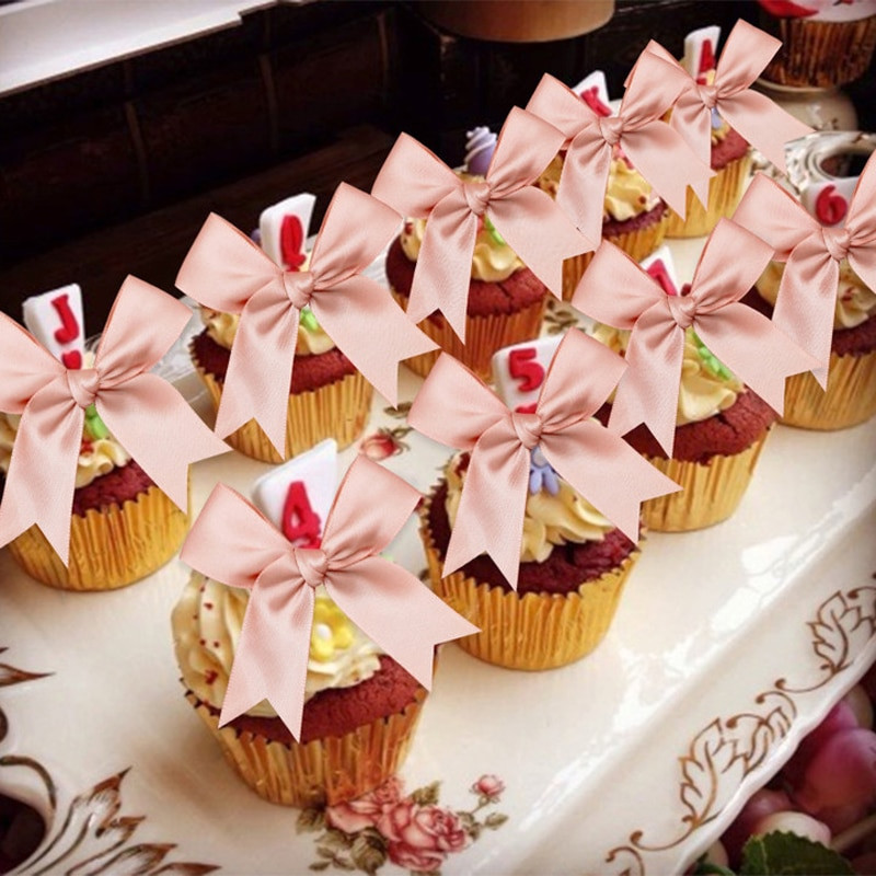 50gab. 85x85mm satīna lentes bantes Mezgls Amatniecības bantes rozā balts mazs puķu kaklasaite kāzu dekorācija bantīte DIY dzimšanas ballīte