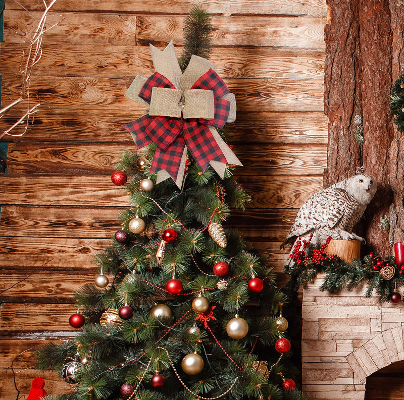 Suur maalähedane jõulupuu ladva vibu kaunistus pulmapuhkuse sünnipäevapeo jaoks. Kodu esiukse dekoratiivsed kaunistused