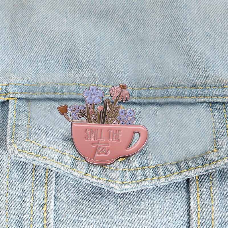 C3099 Spill the tea Divat Rajzfilm Zománc Pins Pasztell virágok és teáscsésze Bross Farmer dzsekik Jelvény Brossok Női Ékszerek