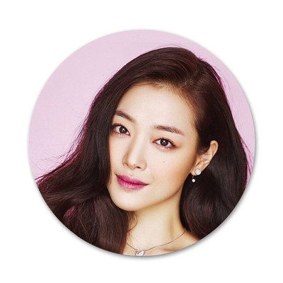 Sulli Singer Ikoonid Pins Märgi kaunistus Prossid Metallist rinnamärgid riiete jaoks Seljakoti kaunistus 58mm