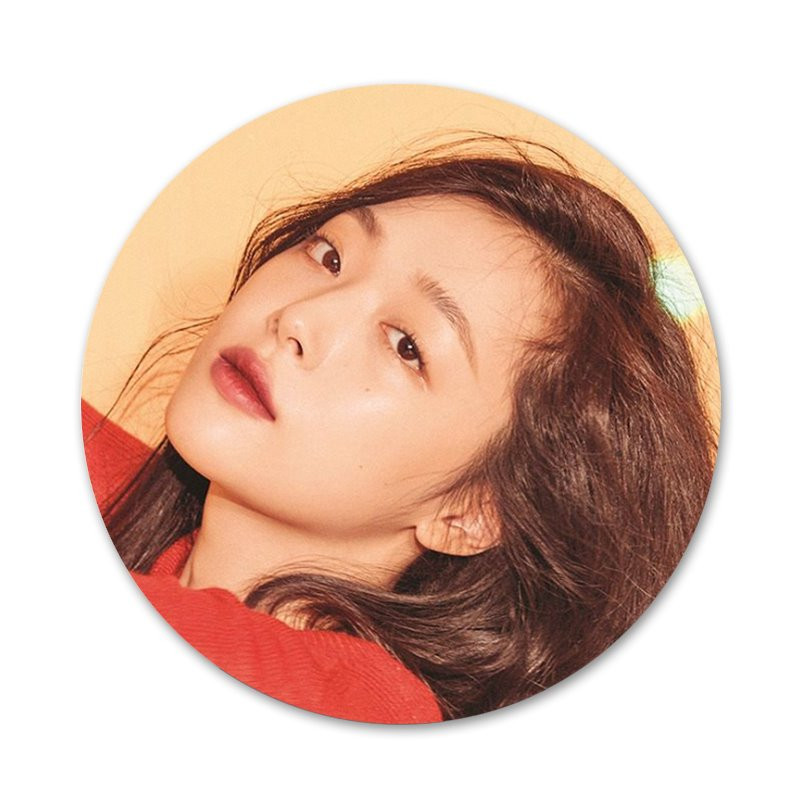 Sulli Singer Ikoonid Pins Märgi kaunistus Prossid Metallist rinnamärgid riiete jaoks Seljakoti kaunistus 58mm