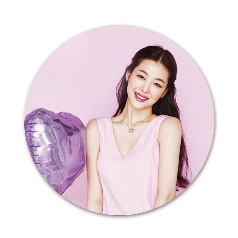 Sulli Singer Ikoonid Pins Märgi kaunistus Prossid Metallist rinnamärgid riiete jaoks Seljakoti kaunistus 58mm