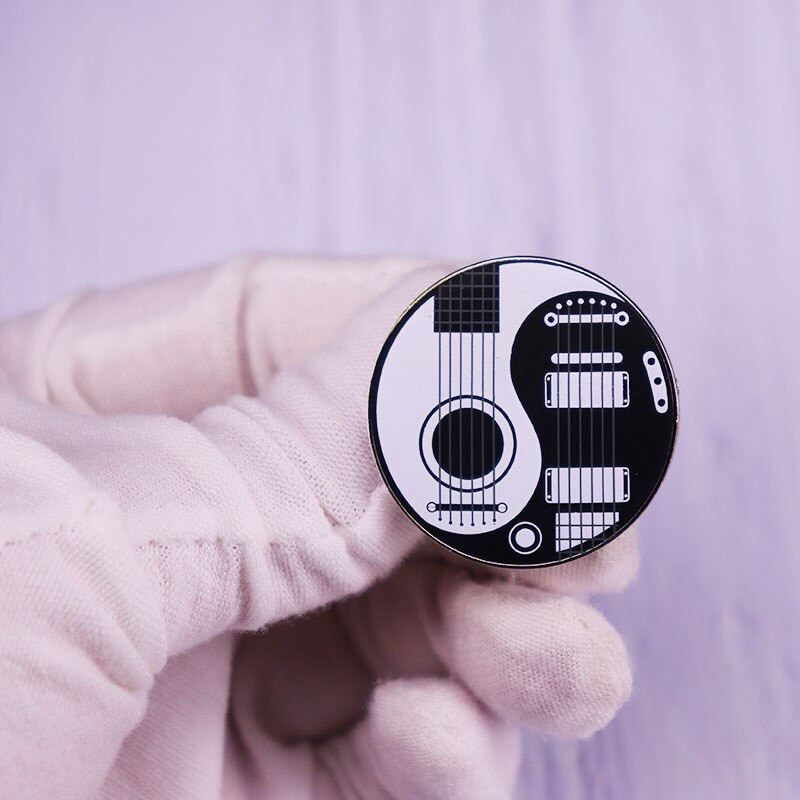 C1482 Ασπρόμαυρες καρφίτσες από σμάλτο κιθάρας Καρφίτσες Γυναικείες ανδρικές τσάντες πλάτης Σήμα μόδας πέτο κοσμήματα Παιδιά φίλοι Γενέθλια