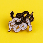 Ασπρόμαυρα σήματα φιδιών για σακίδιο πλάτης Χαριτωμένα φίδια Καρφίτσες καρφίτσες για ρούχα Καρφίτσες από σμάλτο για σακίδια Σήμα κοσμήματα Διακόσμηση δώρου