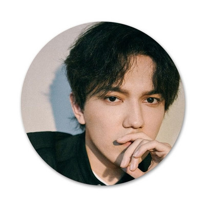 58 mm laulja Dimash Kudaibergen Ikoonid Pins Märgi kaunistus Prossid Metallist märgid seljakoti kaunistamiseks