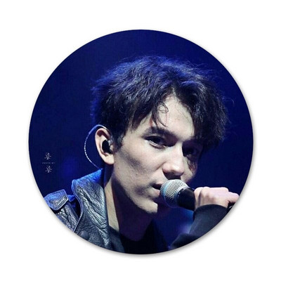 58 mm laulja Dimash Kudaibergen Ikoonid Pins Märgi kaunistus Prossid Metallist märgid seljakoti kaunistamiseks