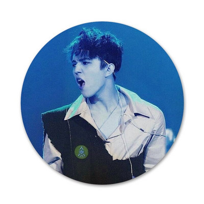 58 mm laulja Dimash Kudaibergen Ikoonid Pins Märgi kaunistus Prossid Metallist märgid seljakoti kaunistamiseks
