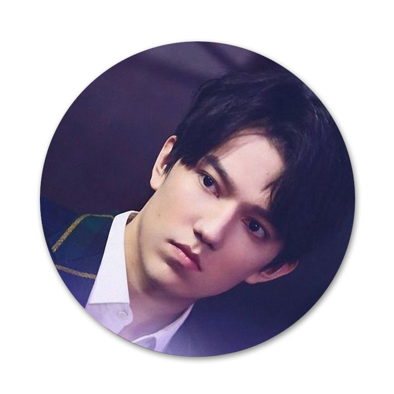 58 mm laulja Dimash Kudaibergen Ikoonid Pins Märgi kaunistus Prossid Metallist märgid seljakoti kaunistamiseks