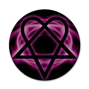 58 мм Fashion Him Heartagram Logo Икони Щифтове Декорация на значки Брошки Метални значки за дрехи Декорация на раница