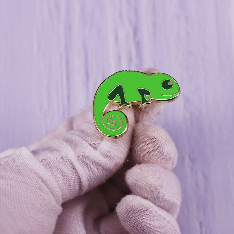 C1443 kameleon zeleni gušter zelena životinja emajl igle broševi žene muškarci ruksak torbe značka modni rever nakit darovi