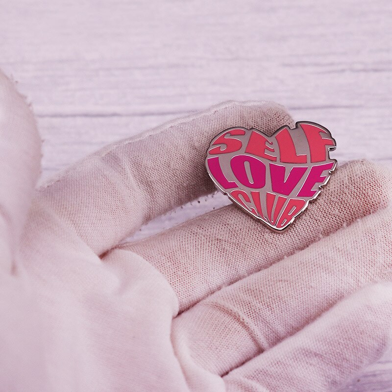 C3538 Self Love Club Καρφίτσες πέτο για σακίδια Καρφίτσες με σμάλτο καρφίτσες για γυναίκες Σήματα σε σακίδιο πλάτης Μόδα κοσμήματα αξεσουάρ