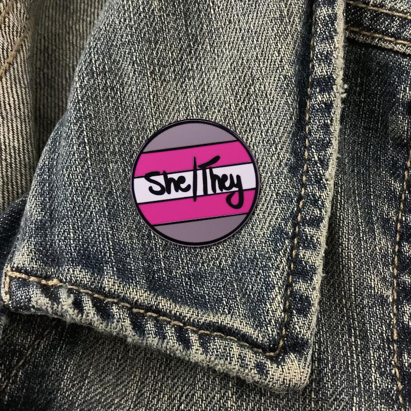 C2113 LGBT uhkuse lipp emailnõel Vikerkaar pross Ehted She They She Asesõna rinnanõelad