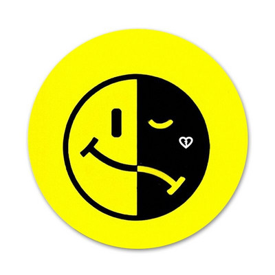 Kurb rõõmus nägu Ikoonid Nõelad Märgi kaunistus Prossid Metallist rinnamärgid riiete jaoks Seljakoti kaunistus 58mm