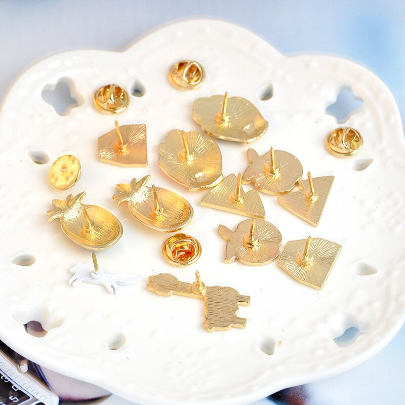 1 buc icoane email din aliaj de zinc pe pin Insigne cu livrare gratuită pentru îmbrăcăminte icoana rucsac broșă insignă de desene animate feminine