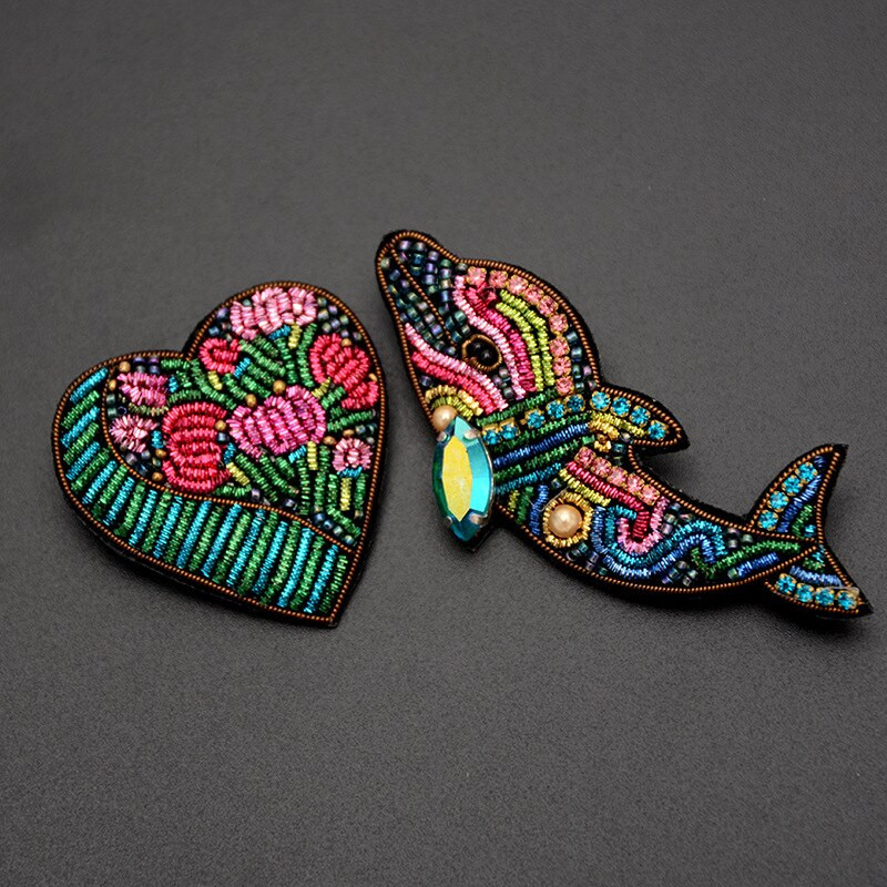 AHYONNIEX Υψηλής Ποιότητας Γαλλικού Σχεδίου Κοσμήματα Χέρι - Κεντημένο μετάξι Ινδίας Ινδική Μεταξωτή Καρφίτσα Dophin Heart Design