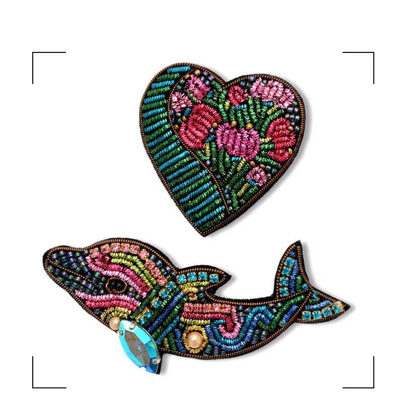 AHYONNIEX Υψηλής Ποιότητας Γαλλικού Σχεδίου Κοσμήματα Χέρι - Κεντημένο μετάξι Ινδίας Ινδική Μεταξωτή Καρφίτσα Dophin Heart Design