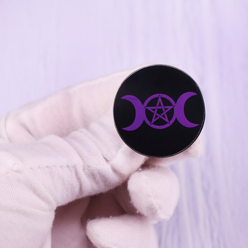 C1908 Triple Moon Goddess Wicca Witch Pentagram Magic Woman Emajl Pin Igle za revere za ruksake Broš za odjeću Nakit