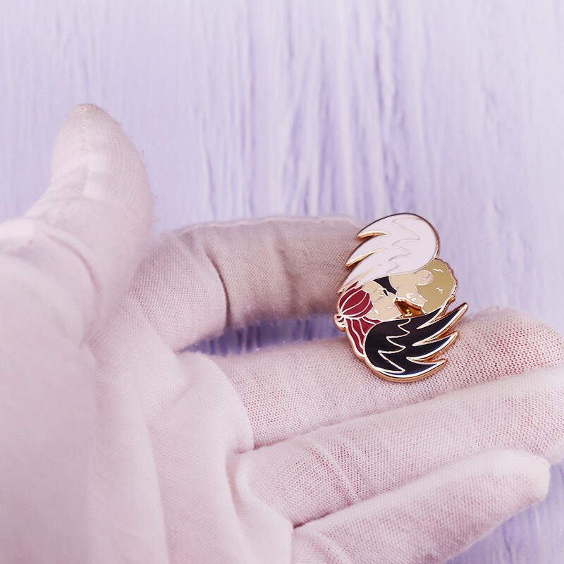 C2097 „Good Omens“ papuošalų segtukai kuprinėms.