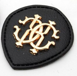 25tk/partii must/valge PU-nahast õmblemine rinnamärkidel Metallist logoga moesildid teksade/jaki jaoks PLB-001