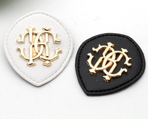 25tk/partii must/valge PU-nahast õmblemine rinnamärkidel Metallist logoga moesildid teksade/jaki jaoks PLB-001