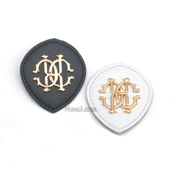 25 τμχ/παρτίδα μαύρο/άσπρο δέρμα PU ράψιμο σε Badges Ετικέτες μόδας με μεταλλικό λογότυπο ετικέτα ρούχων για τζιν/μπουφάν PLB-001